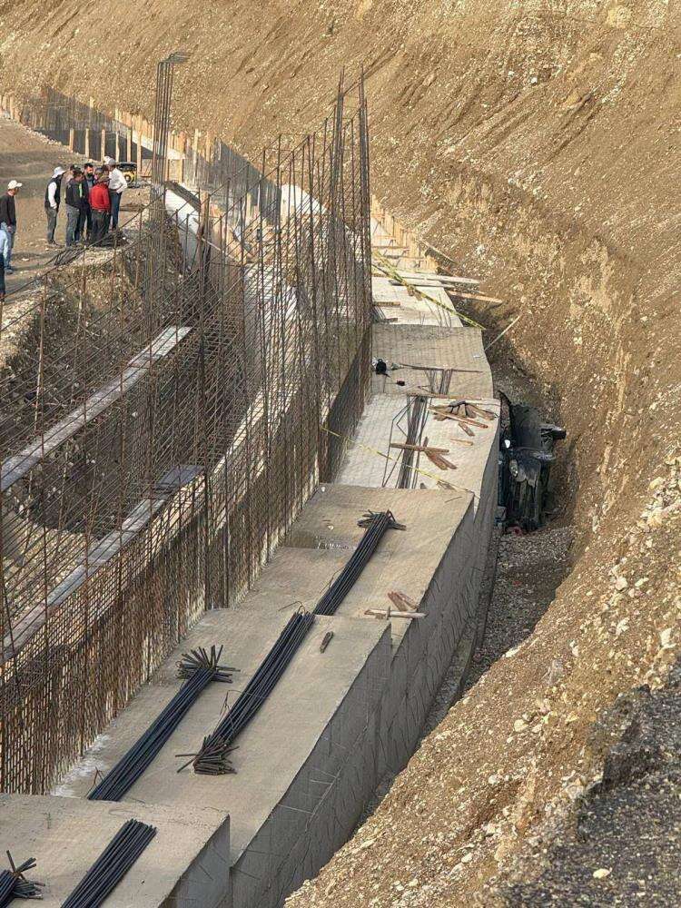 Otomobil yol çalışması yapılan alana düştü, 3 kişi hayatını kaybetti 2